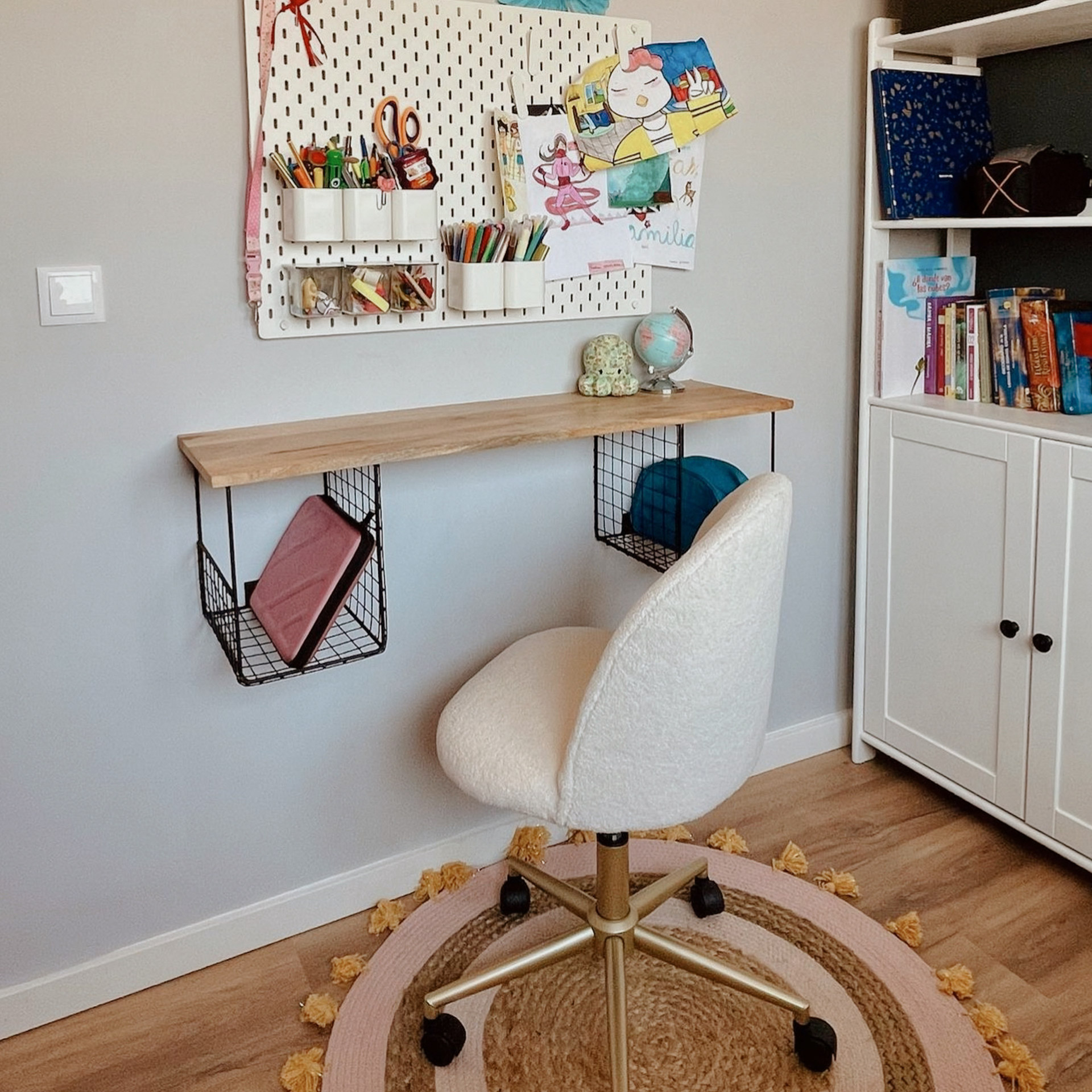 habitación-infantil-escritorio-rincon-de-pintar-reformas-con-eva-interiorismo-servicios-de-decoracion