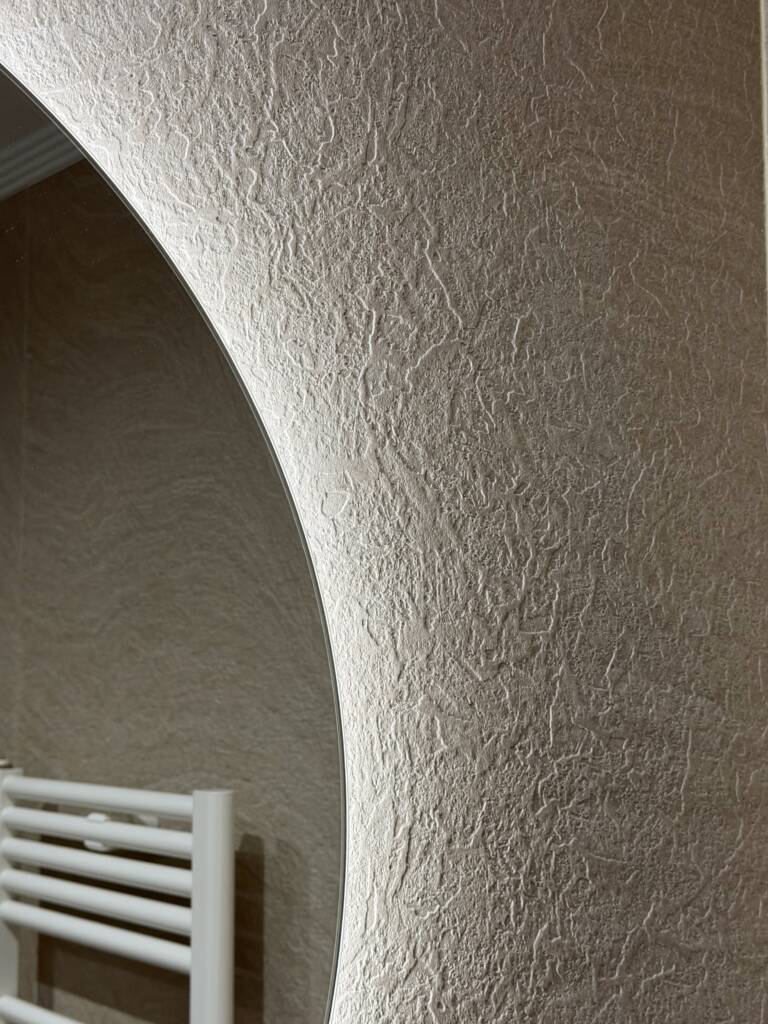 baño antiguo antes de reforma en Castellón con azulejos azules y mobiliario desactualizado