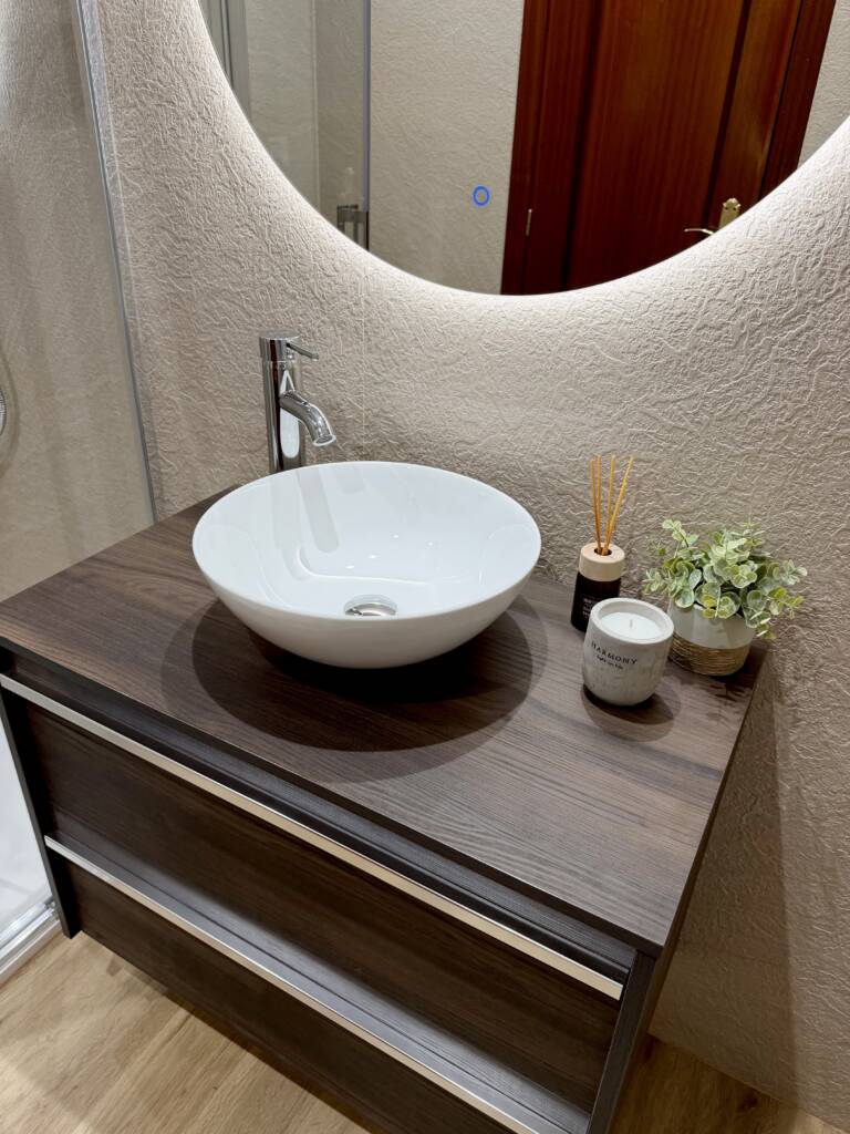 resultado de reforma de baño moderno con diseño elegante y funcional