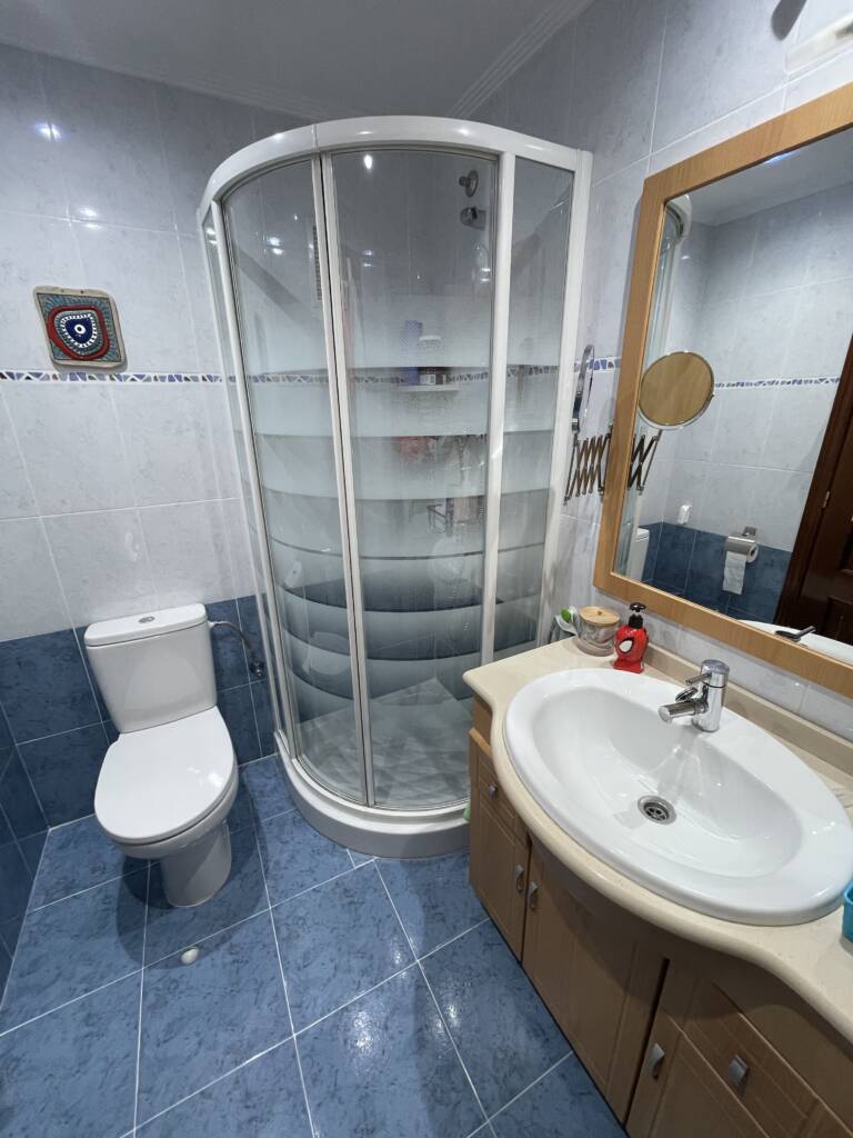 Proceso de transformación de un baño antiguo a moderno