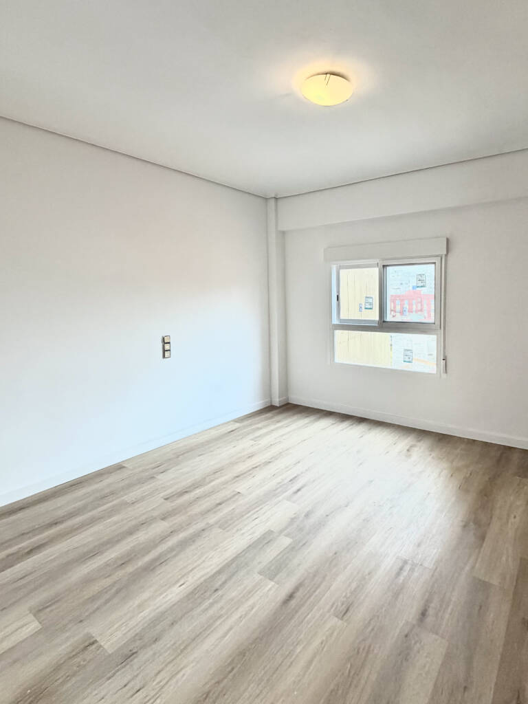 Suelo SPC imitación madera instalado en dormitorio tras reforma integral en Castellón