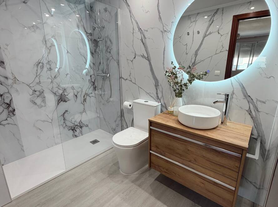 Reforma de baño en Castellón con materiales premium y estilo elegante