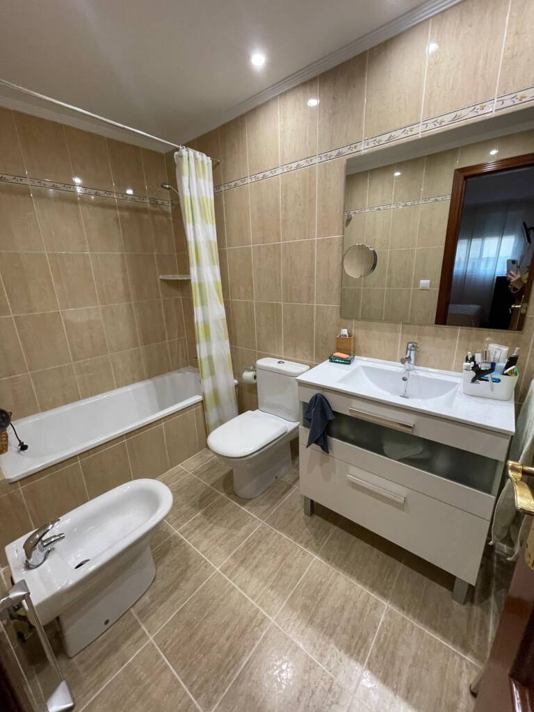 Baño reformado en Castellón con diseño estilo hotel de lujo, ducha amplia y acabados premium