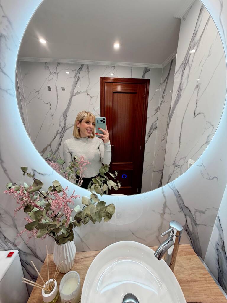 Baño reformado con plato de ducha, mampara minimalista y revestimientos modernos