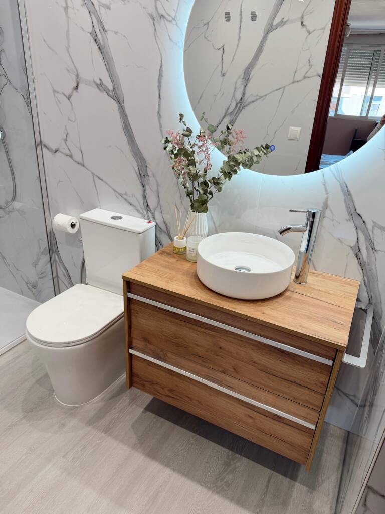 Baño reformado estilo hotel boutique con ducha abierta y diseño moderno