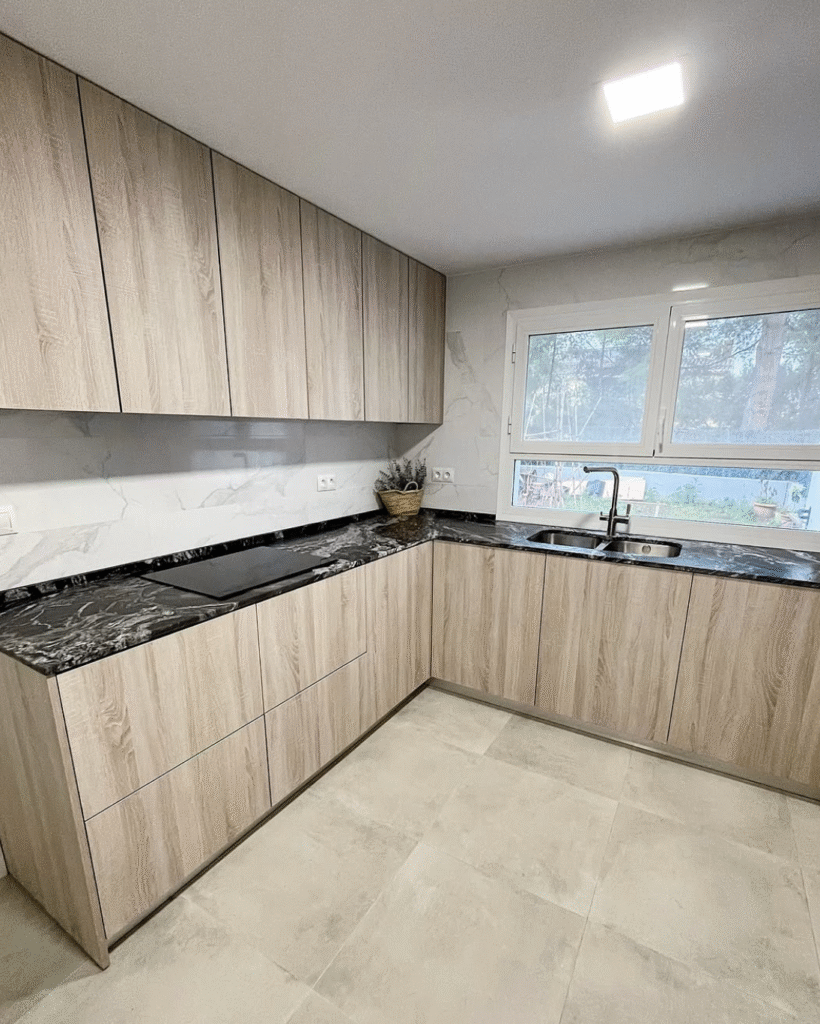 reforma de cocina en Castellón con mármol microcemento y madera roble