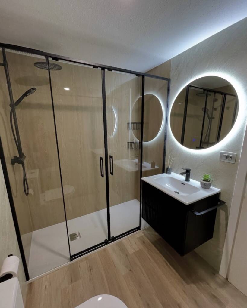 Reforma de baño moderno en vivienda en Castellón