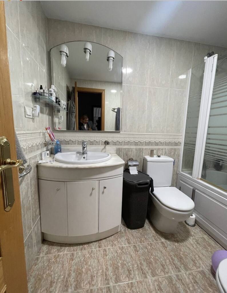 Un antes de reforma de baño en Castellón con acabados tipo hotel que mejoran la estética y aumentan el valor de la vivienda
