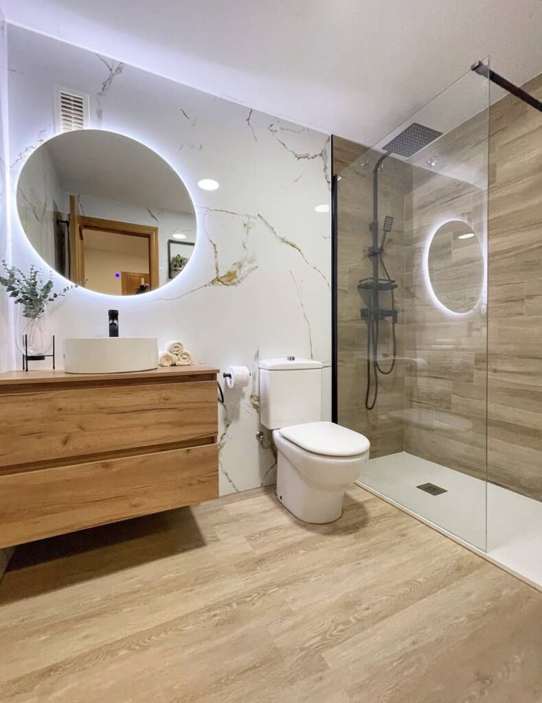 Ejemplo de reforma de baño en Castellón donde pequeños cambios generan un gran impacto visual y práctico