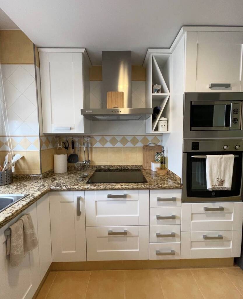 cocina antigua en Castellón antes de reforma con azulejos y encimera de granito