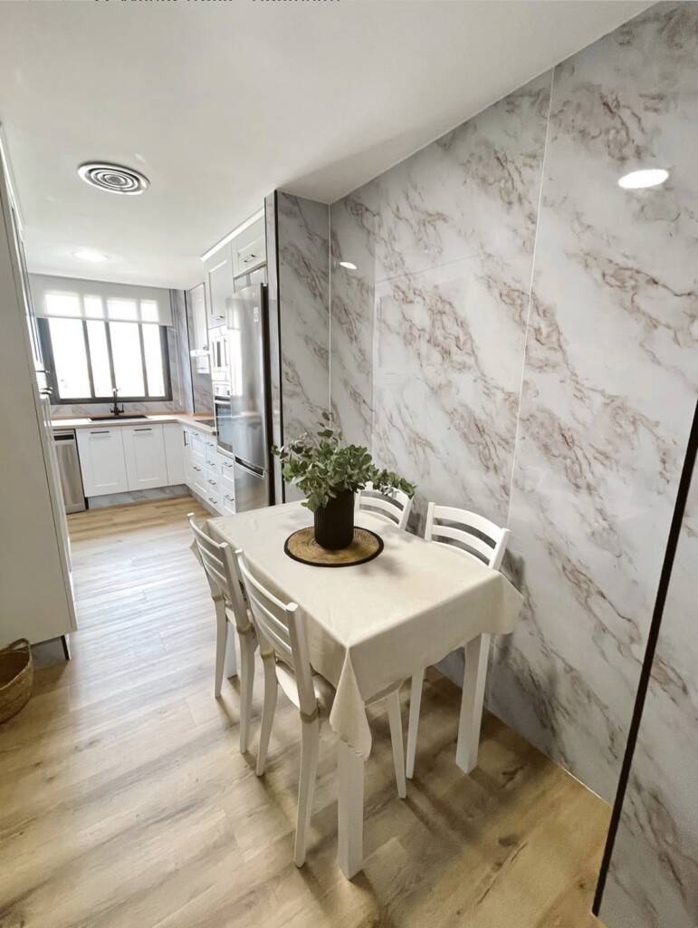pared de cocina reformada con acabado moderno en Castellón
