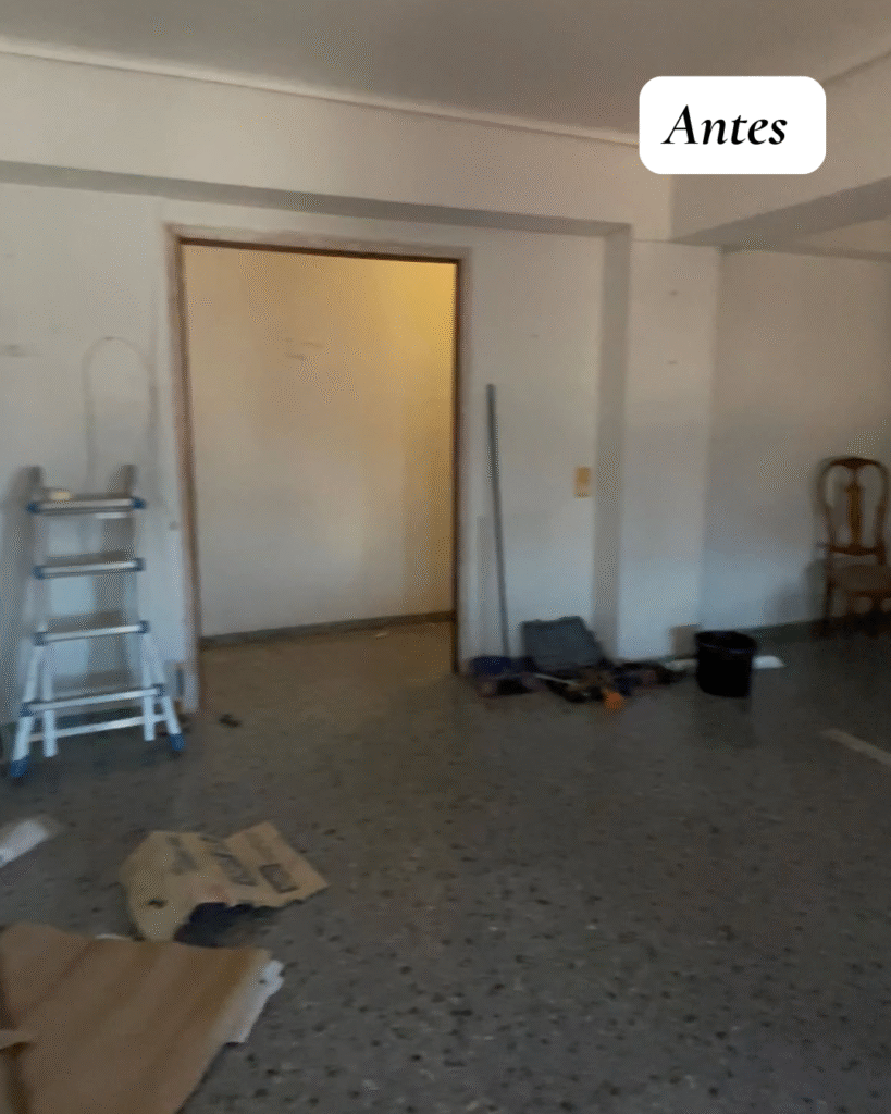 Pasillo oscuro con puertas antiguas y suelo original antes de reforma integral de vivienda en Castellón