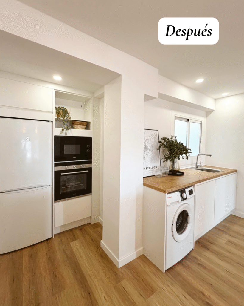 Barra de cocina con taburetes verdes y encimera efecto madera en vivienda reformada en Castellón