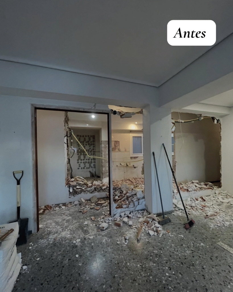 Proceso de demolición de cocina antigua durante reforma integral de vivienda en Castellón