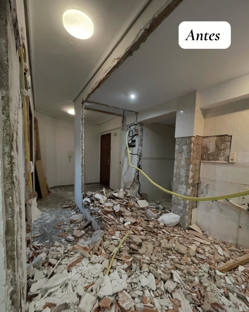 Demolición de tabiques para abrir la cocina al salón en una reforma integral en Castellón