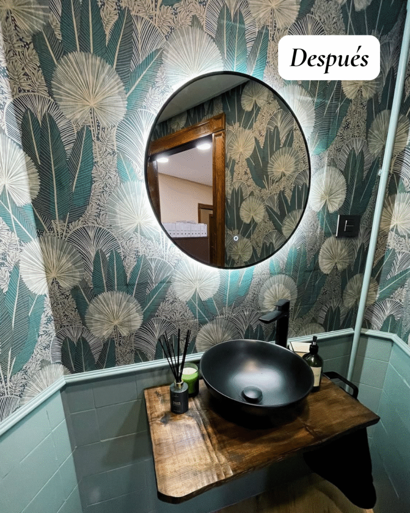 Reforma de baño con papel pintado vegetal y moldura verde