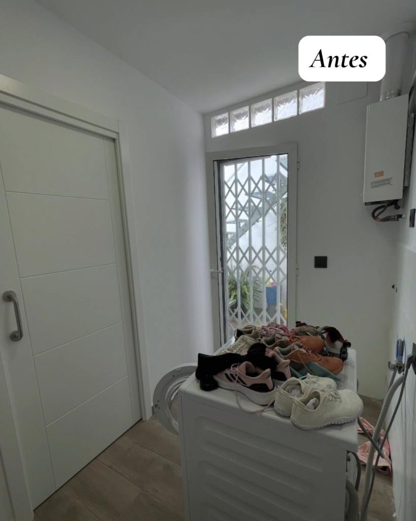 Cuarto de lavado antes de la reforma con lavadora, calentador y espacio sin aprovechar.
