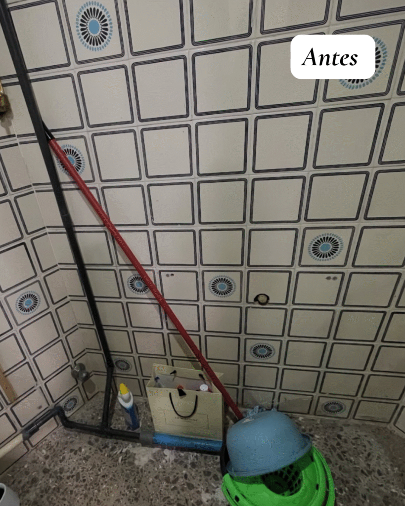 Azulejos antiguos antes de pintar en una reforma de baño