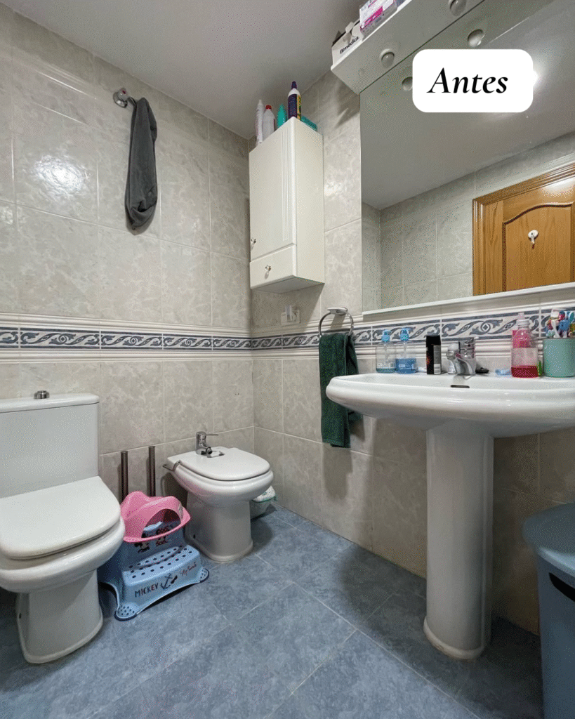 Baño antes de reformar con acabados antiguos y distribución pendiente de actualizar