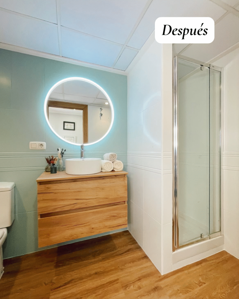 Baño después de una reforma integral con diseño actual, materiales renovados y acabados cuidados