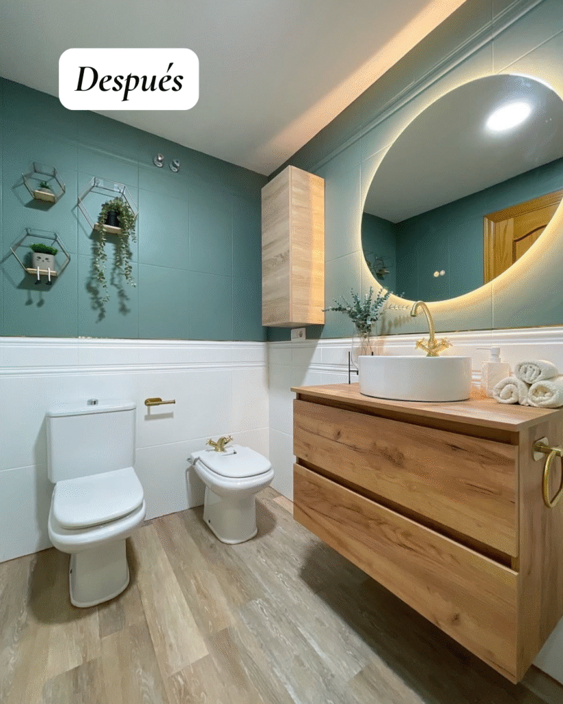 Baño reformado con acabados actuales, diseño funcional y estética renovada