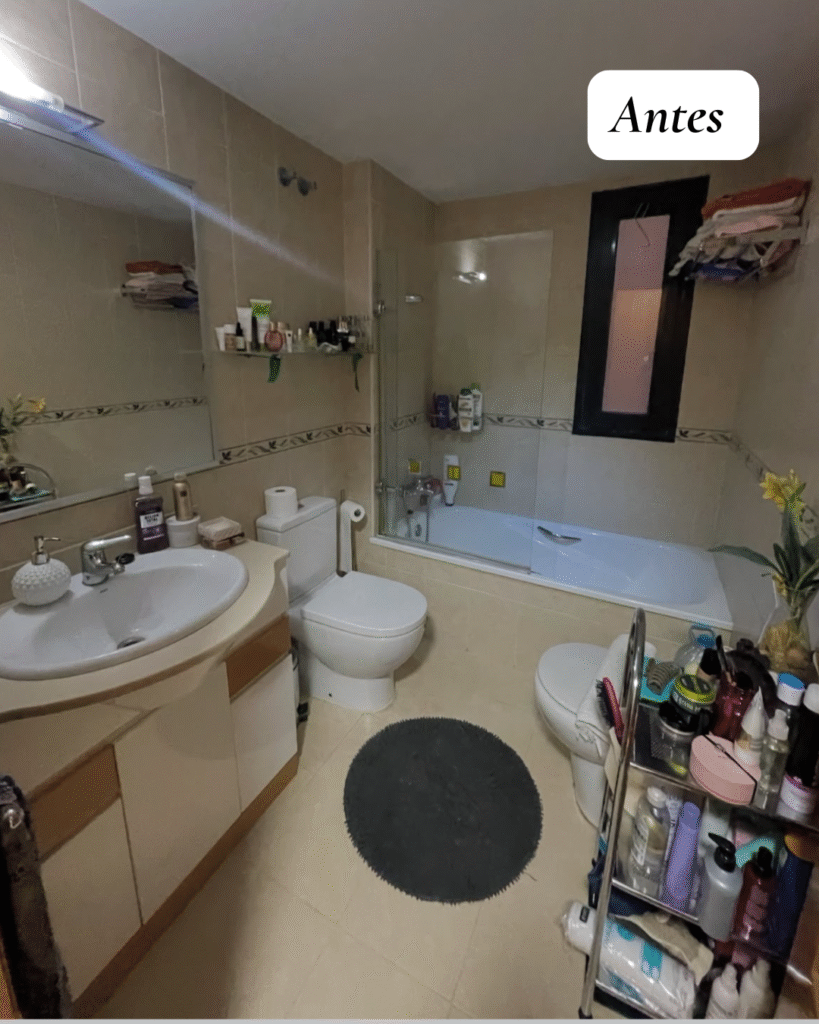 Baño antes de renovar acabados, materiales y elementos principales