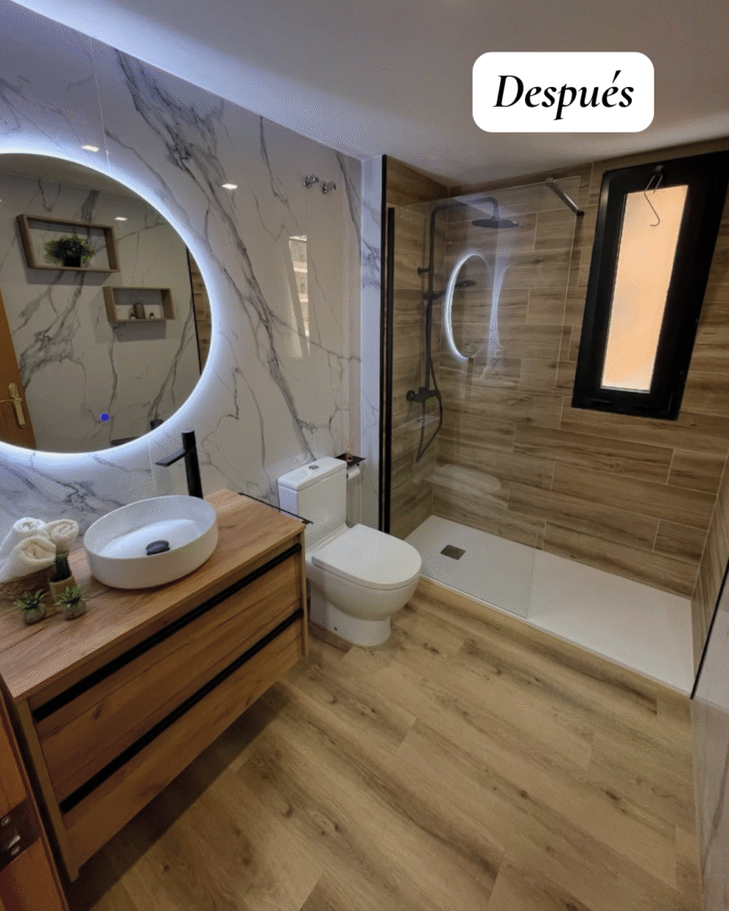Baño reformado con acabados renovados, materiales actuales y diseño cuidado