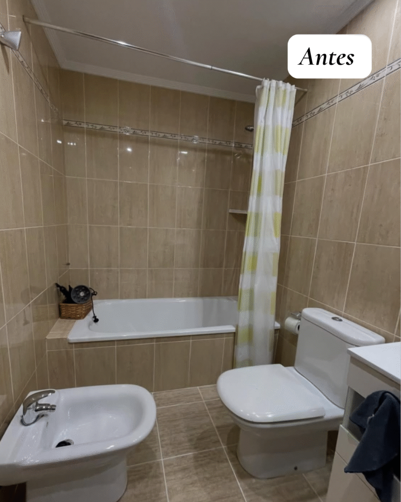 Baño antiguo antes de reformar con materiales desactualizados y necesidad de renovación