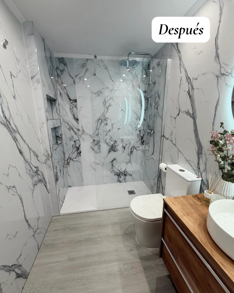 Baño antiguo reformado con nuevos materiales, acabados cuidados y diseño actualizado