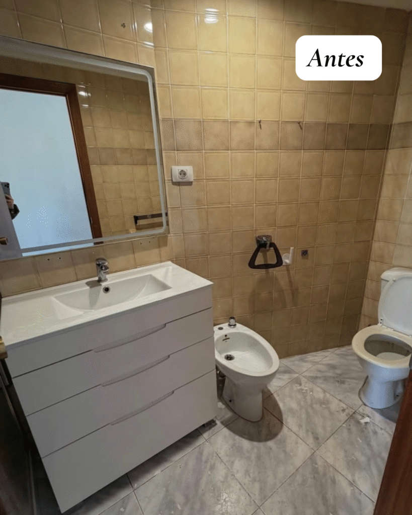 Baño antes de reformar con distribución y acabados pendientes de actualizar