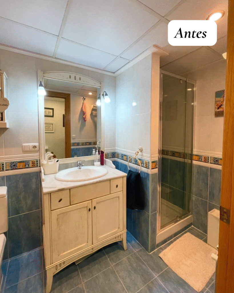 Baño antes de una reforma integral con acabados antiguos y estado inicial a valorar