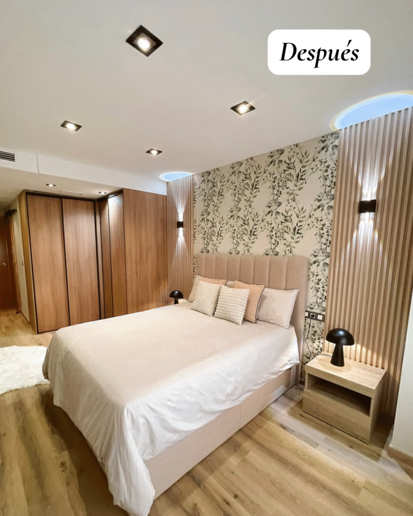Dormitorio principal reformado en Castellón con cabecero decorativo y armario a medida