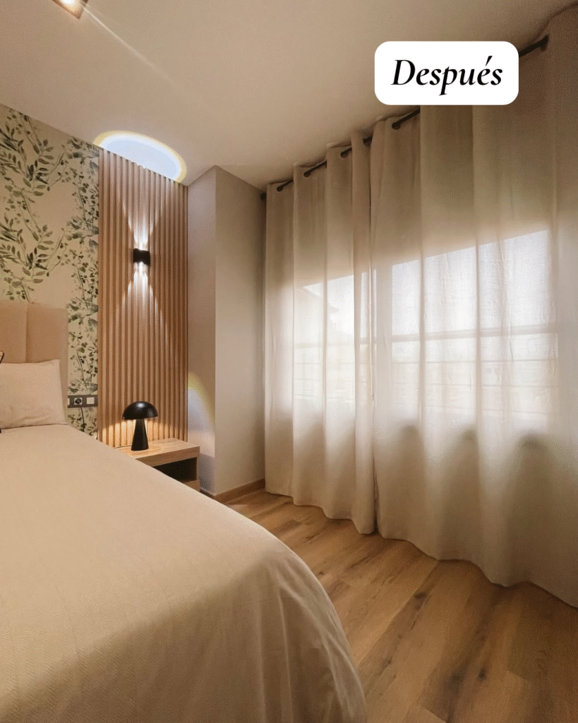 Dormitorio reformado en Castellón con suelo SPC efecto madera y decoración cálida