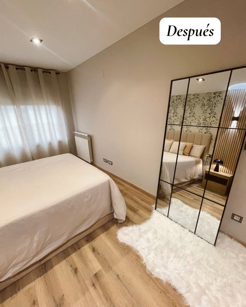 Dormitorio principal reformado en Castellón con cabecero decorativo y armario a medida