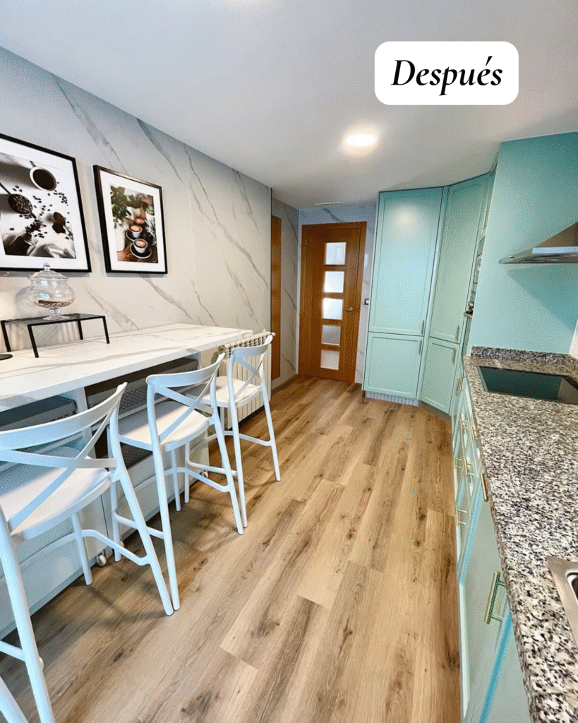 Cocina reformada sin escombros en Castellón con revestimiento efecto mármol, suelo SPC efecto madera y muebles en verde mint.