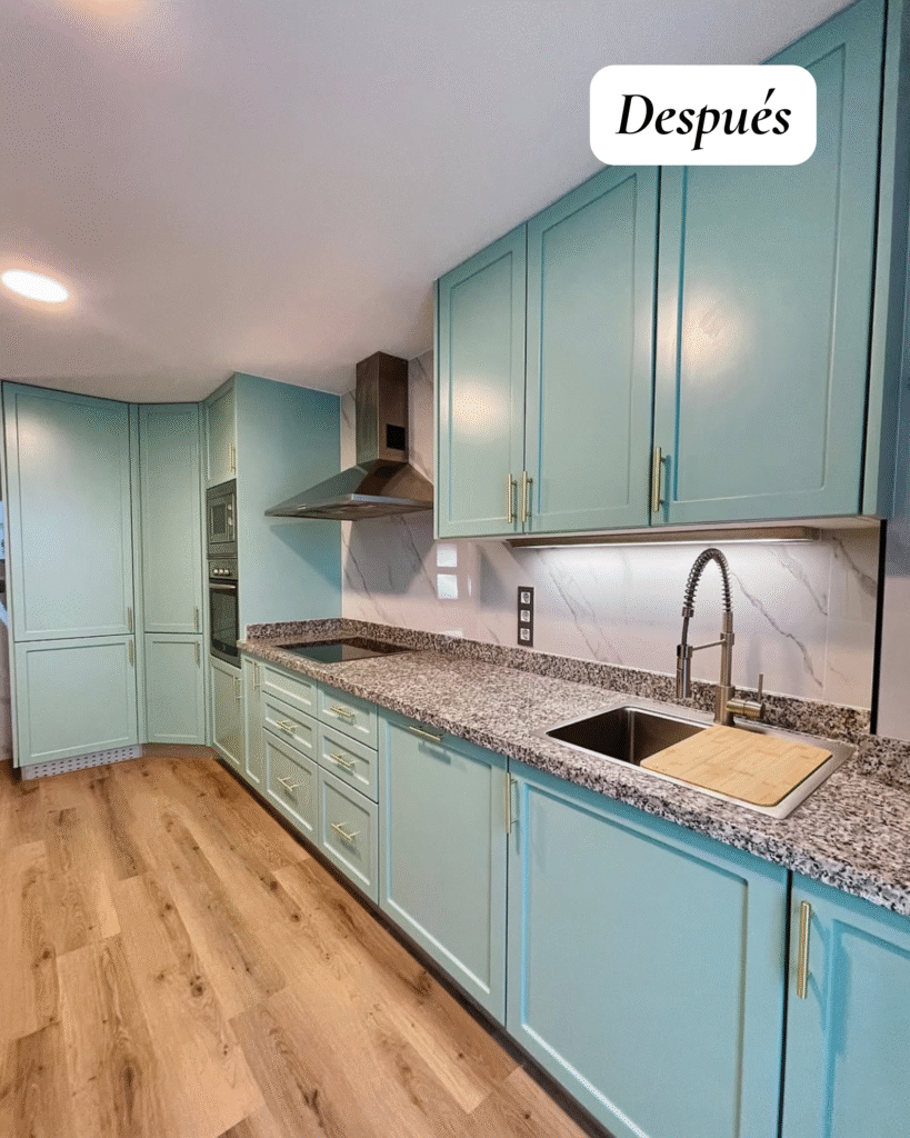 Nuevo fregadero y monomando moderno en una cocina reformada sin obra en Castellón con acabados actuales.