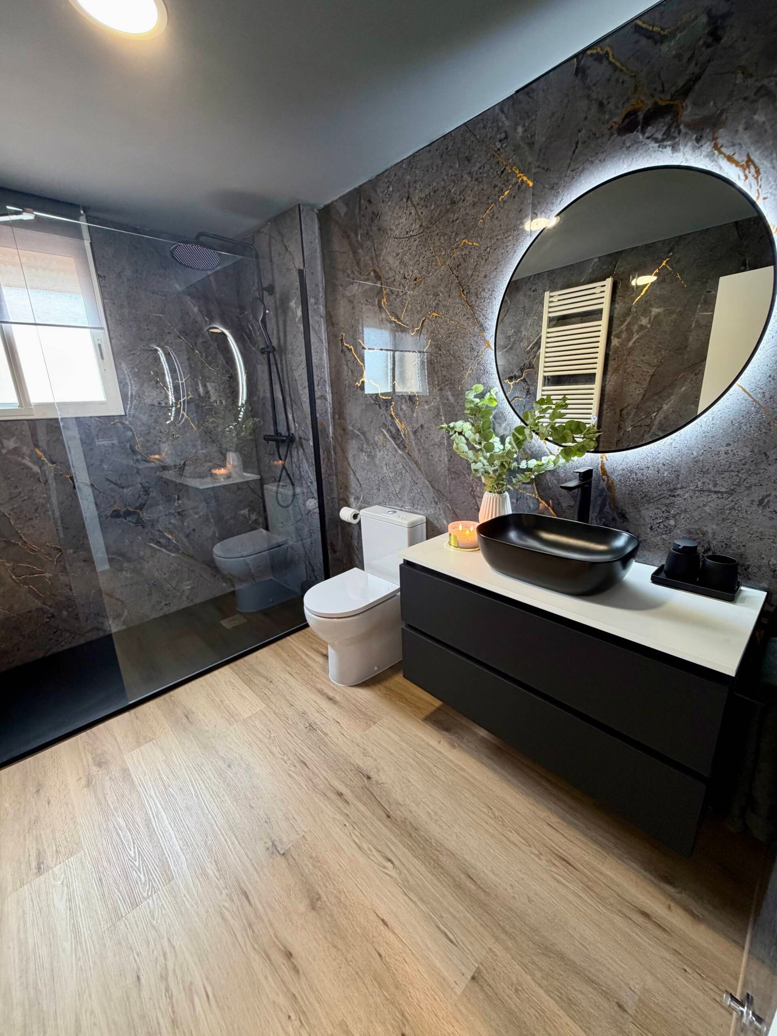 Reforma de baño sin obra en Castellón: de un baño de los 2000 a un estilo hotel de lujo